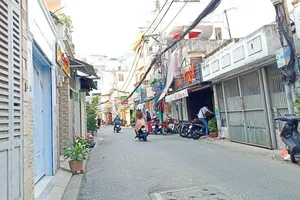 Đường Duy Tân nay đã rộng 8m, không chỉ giao thông thuận lợi mà  kinh tế của người dân cũng khá hơn.  Ảnh: THU HƯỜNG