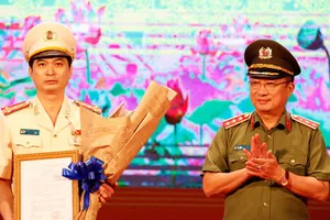 Thứ trưởng Công an Nguyễn Văn Thành trao quyết định của Bộ trưởng Công an bổ nhiệm Giám đốc Công an tỉnh Bình Dương cho Đại tá Trịnh Ngọc Quyên