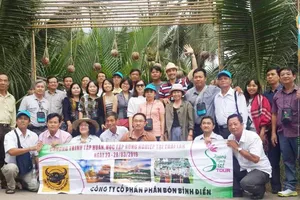 100 nông dân giỏi được Công ty Bình Điền đưa đi thăm quan và học tập kinh nghiệm tại Thái Lan. Ảnh: CÔNG DANH