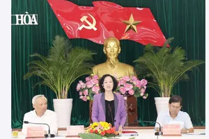 Đồng chí Trương Thị Mai, Ủy viên Bộ Chính trị, Bí thư Trung ương Đảng, Trưởng ban Dân vận Trung ương, Thường trực Tiểu ban Văn kiện  phát biểu tại buổi làm việc.   Ảnh: TTXVN