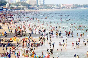 Hàng ngàn du khách đổ về Vũng Tàu tắm biển.   Ảnh: NÔNG NGÂN