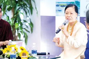 Tác giả Thái Kim Lan tại buổi giao lưu ra mắt sách  "Mai rồi mưa tạnh trong xuân" tại Hà Nội