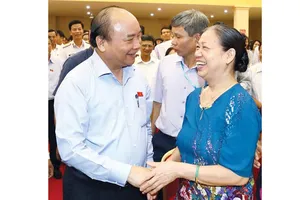 Thủ tướng Nguyễn Xuân Phúc với cử tri  huyện Kiến Thụy, thành phố Hải Phòng. Ảnh: TTXVN