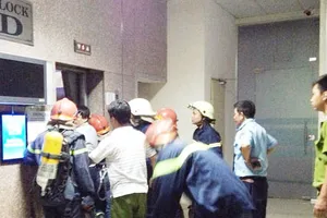 Cảnh sát PCCC giải cứu các nạn nhân ở chung cư Sacomreal  quận Tân Phú, TPHCM.  Theo NLĐ