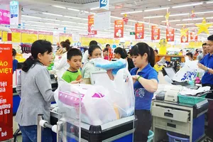 Nhiều hàng Việt áp dụng chương trình giảm giá để hỗ trợ sức mua tại hệ thống siêu thị Co.opmart