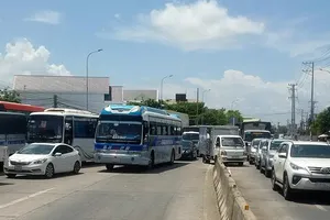 Các tài xế phản ứng thu phí tại trạm T2 - QL91 khiến tình hình giao thông tại khu vực bị ùn ứ