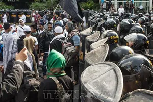 Cảnh sát nỗ lực ngăn dòng người biểu tình phản đối kết quả bầu cử Tổng thống tại Jakarta, Indonesia. Ảnh: THX/ TTXVN