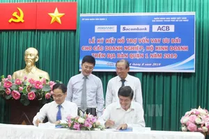 Đại diện các ngân hàng thương mại ký kết hỗ trợ vốn vay cho các doanh nghiệp, hộ kinh doanh