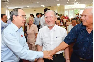 Bí thư Thành ủy TPHCM Nguyễn Thiện Nhân  tiếp xúc cử tri quận Bình Thạnh. Ảnh: Việt Dũng