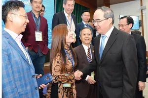 Bí thư  Thành ủy TPHCM Nguyễn Thiện Nhân gặp gỡ chuyên gia,  doanh nhân kiều bào tại hội nghị ngày 6-4-2019. Ảnh: VIỆT DŨNG