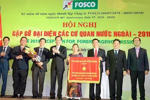 Phó Chủ tịch Thường trực UBND TPHCM Lê Thanh Liêm trao cờ truyền thống của UBND TPHCM tặng Công ty FOSCO
