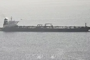 Tàu chở dầu bị nghi vi phạm các lệnh trừng phạt của EU bị bắt giữ trên vùng biển ngoài khơi Gibraltar ngày 4-7-2019. Ảnh: The Irish Sun/TTXVN
