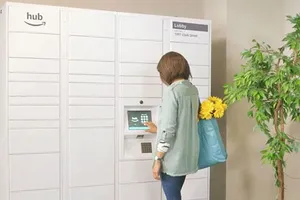 Tủ hàng ngay trong khu sinh hoạt của tòa nhà 