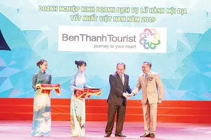 Lãnh đạo BenThanh Tourist nhận giải  Tốp 10 doanh nghiệp lữ hành hàng đầu Việt Nam