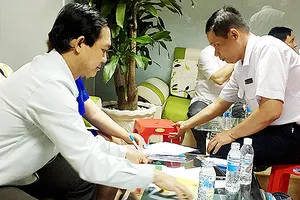 Lực lượng chức năng lập biên bản xử lý một phòng khám có bác sĩ nước ngoài vi phạm luật chữa bệnh