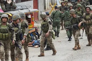 Binh sỹ Philippines điều tra tại hiện trường vụ đánh bom liều chết trên đảo Jolo ngày 28-6. Ảnh: AFP/TTXVN