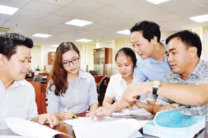 Thạc sĩ Phạm Đình Dũng (ngoài cùng, phải)  trao đổi với các kỹ sư của Trung tâm