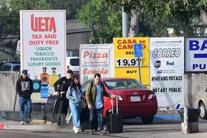 Di chuyển qua cửa khẩu Otay Mesa ở biên giới Mexico-Mỹ để sang San Diego, bang California (Mỹ) ngày 8-6-2019. Ảnh: AFP/TTXVN)