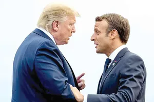 Tổng thống Mỹ Donald Trump (trái) và Tổng thống nước chủ nhà Pháp Emmanuel Macron  tại Hội nghị Thượng đỉnh G7