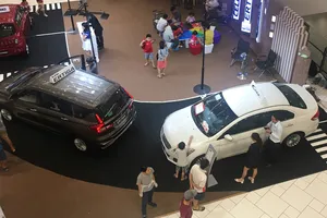 Khách hàng xem ô tô trưng bày tại siêu thị. Ảnh: CAO THĂNG