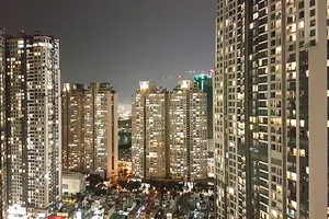 Các cao ốc chung cư liên tục được xây mới, nhưng số người mua để ở thường không nhiều, mà chủ yếu mua để đầu tư.  Ảnh: HỒ THỊ VIỆT HÀ