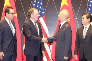 Phó Thủ tướng Trung Quốc Lưu Hạc bắt tay Đại diện thương mại Mỹ Robert Lighthizer  trong cuộc đàm phán tại Trung Quốc tháng 7 vừa qua