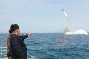 Nhà lãnh đạo Triều Tiên Kim Jong-un theo dõi một vụ thử thử tên lửa 