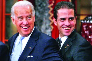 Cựu Phó Tổng thống Joe Biden (trái) và con trai Hunter Biden