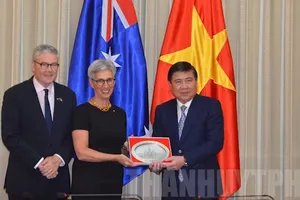 Chủ tịch UBND TP Nguyễn Thành Phong tặng quà lưu niệm cho bà Limda Dessau