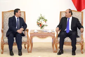 Thủ tướng Nguyễn Xuân Phúc và Đại sứ Lào Sengphet Houngboungnuang - Ảnh: VGP