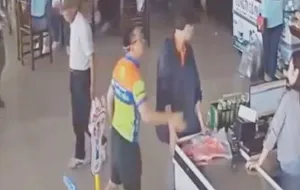 Thượng úy Nguyễn Xô Việt (mặc áo thun) hành hung nhân viên trạm nghỉ Hải Đăng. Ảnh cắt từ clip