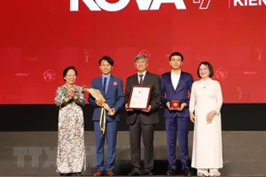 Trao Giải thưởng KOVA ở hạng mục Kiến tạo cho tập thể Khoa Niệu A, Bệnh viện Bình Dân TPHCM. Ảnh: TTXVN