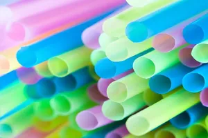 Thành phố Vancouver ở Canada thông qua lệnh cấm ống hút và túi nhựa từ năm 2020. Ảnh: AFP