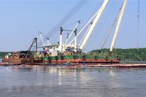 Khu vực tàu Vietsun Integrity bị chìm trên sông Lòng Tàu, đang được trục vớt. Ảnh: TTXVN