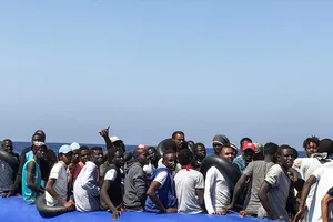 Người di cư chờ được cứu trên Địa Trung Hải. Ảnh: AFP/TTXVN