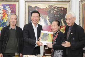 Đồng chí Võ Văn Thưởng chúc tết gia đình họa sĩ Trần Khánh Chương