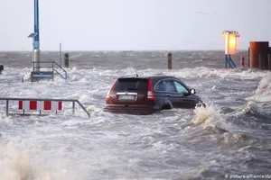 Bão suy yếu ở Australia, Đức chuẩn bị đón siêu bão