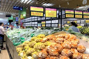 Nhiều hàng hóa thiết yếu đang được giảm giá sâu  tại siêu thị Co.opmart Lý Thường Kiệt