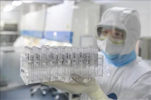 Kỹ thuật viên làm việc trong phòng thí nghiệm ở Hợp Phì, tỉnh An Huy, Trung Quốc. Ảnh: THX/TTXVN