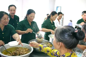 Các cựu TNXP phát cơm cho người nhà nuôi bệnh nhân điều trị  tại Bệnh viện Đa khoa thị xã Phước Long