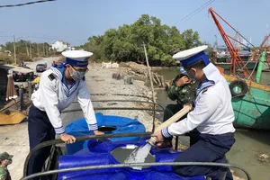 Quân chủng Hải quân cung cấp gần 5 triệu lít nước sinh hoạt cho  vùng hạn mặn Tây Nam bộ