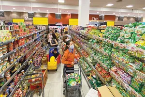 Hàng hóa thiết yếu dồi dào tại siêu thị ở TPHCM chiều 31-3. Ảnh: CAO THĂNG