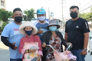 Nhiều bạn trẻ ở Cần Thơ chung tay lo cho người bán vé số dạo.  Ảnh: MINH TRUNG