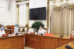 Phó Bí thư Thường trực Thành ủy TPHCM Trần Lưu Quang  và Chủ tịch UBND TPHCM Nguyễn Thành Phong chủ trì cuộc họp giao ban. Ảnh: TTBC TPHCM