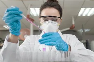 Nghiên cứu điều chế vaccine ngừa virus SARS-CoV-2 tại phòng thí nghiệm của Trung tâm phòng chống dịch bệnh Mỹ. Ảnh: Medical News Today/TTXVN