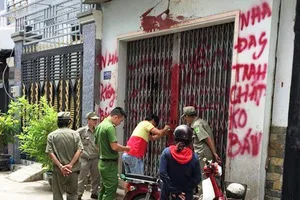 Nhiều trường hợp người làm “dịch vụ đòi nợ thuê” đã tạt sơn, chất bẩn vào nhà con nợ  để gây áp lực buộc trả tiền