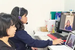 Chị em Hoàng Hà  và Ái Linh (lớp 5 Trường Tiểu học Hồng Ngọc - Ruby School,  quận Tân Phú, TPHCM) học trực tuyến tại nhà. Ảnh: HUỲNH NGA