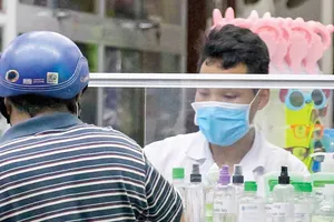 Nước sát khuẩn là mặt hàng bán chạy trong những ngày qua. Ảnh: HOÀNG HÙNG