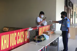 Cư dân trong khu chung cư cách ly nhận hàng hóa  do nhân viên tổ trực mua giúp