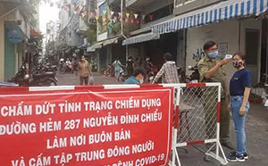 Đo thân nhiệt người dân ra vào khu chợ tự phát  hẻm 287 Nguyễn Đình Chiểu (phường 5 quận 3)